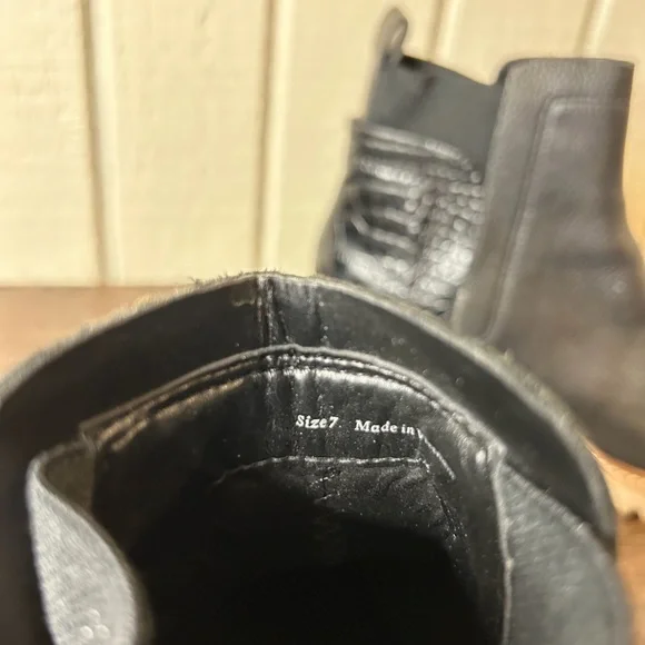 Dolce Vita Huey Lug Sole Chelsea Boots, size 7.  Slight stretching on elastic. - Picture 6 of 7
